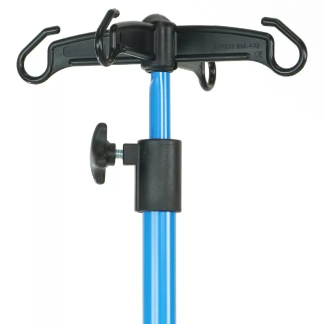 Porte-sérum sur roulettes,4 crochets, réglable en hauteur (époxy) Porte-sérum sur roulettes,4 crochets, réglable en hauteur (époxy)