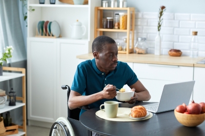 Qualias vous propose des équipements pour aider une personne en perte d’autonomie à prendre son repas