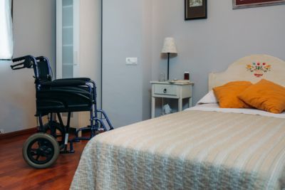 Chambre spécialement conçue pour une personne à mobilité réduite.